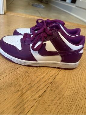 Nike Kids Low-Top Sneakers in Purple and White